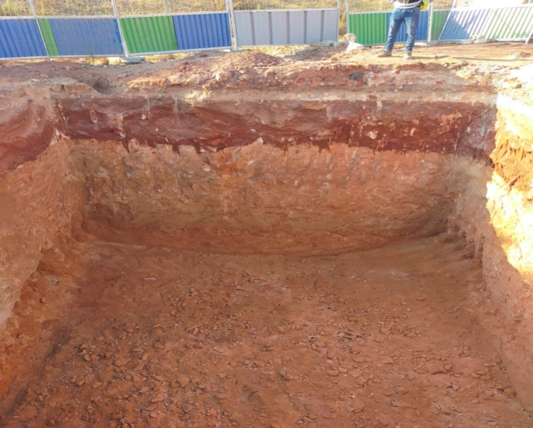 Vue rapprochée d'un puits de fonçage horizontal excavé, montrant les différentes strates du sol